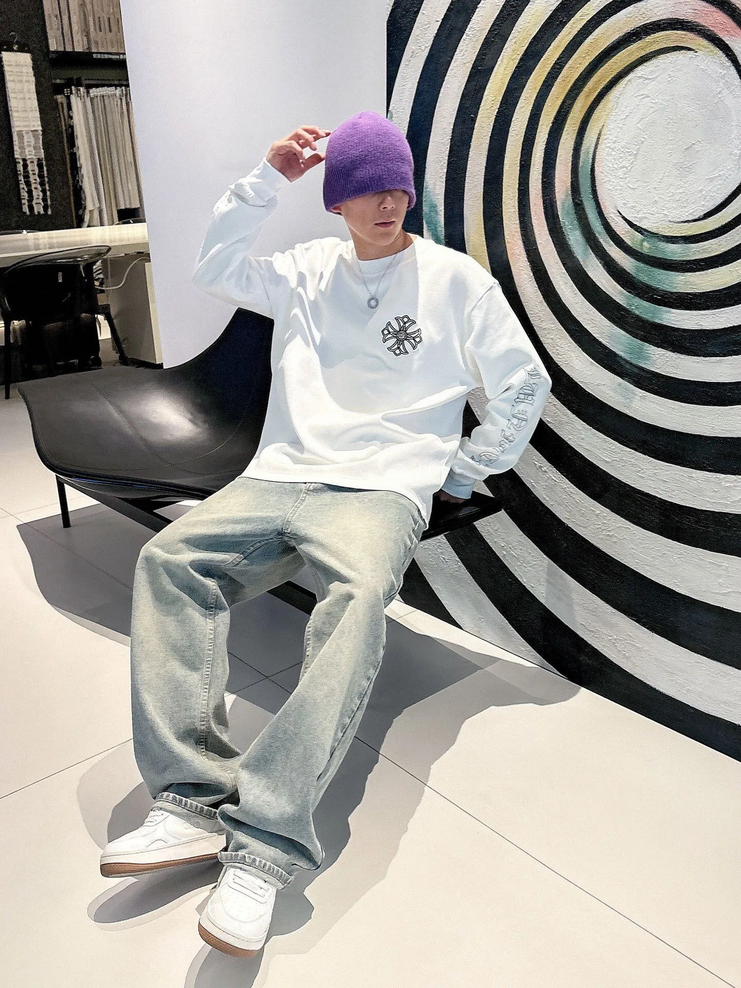 Pants P 470💰. Clothes P 408💰ChromeHearts Chrome Heart Round Neck Sweater Long Sleeve The pursuit of quality guarantees the absolute quality! Using double-sided cotton fabric, the texture is clearly visible, the texture is soft, delicate and smooth, custom three-dimensional embroidery ➕ patchwork and leather craftsmanship, full of drape! The workmanship is fine and the shoulder lines are smooth. All imported chain machines are used to make the shoulder rolling strips. It has a certain thickness and is not made of cheap material but has a shiny feel that is comfortable and not tight on the upper body. It is the most avant-garde street item that can be easily matched by both men and women!  Color: black white Size: m-3xl Style number: 3582